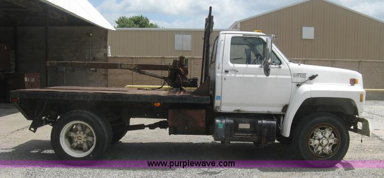 image for item J2755 1989 Ford F700F flatbed truck with crane