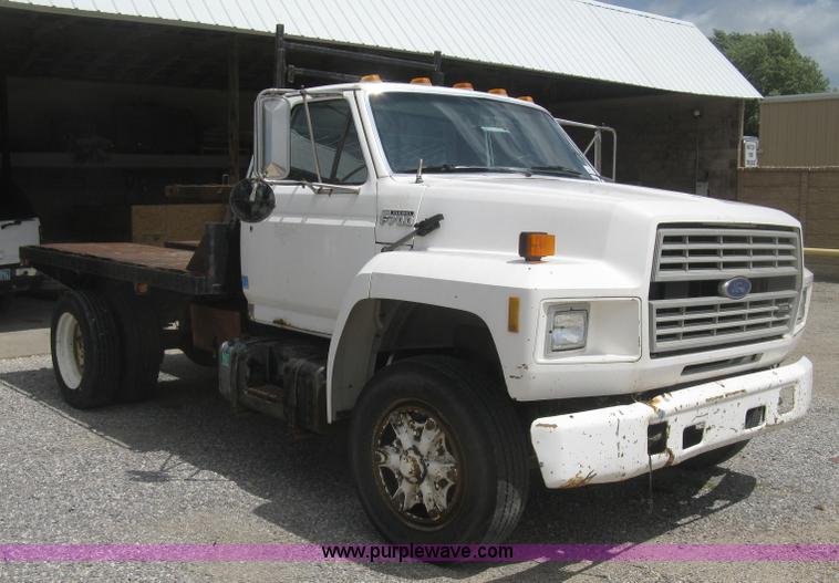 image for item J2755 1989 Ford F700F flatbed truck with crane