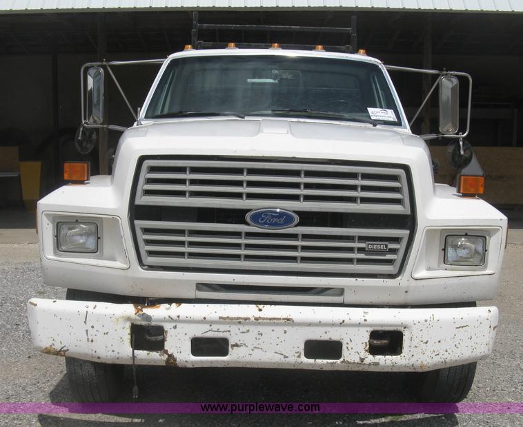 image for item J2755 1989 Ford F700F flatbed truck with crane