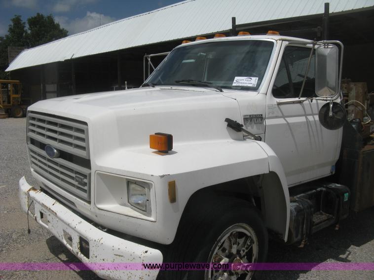 image for item J2755 1989 Ford F700F flatbed truck with crane