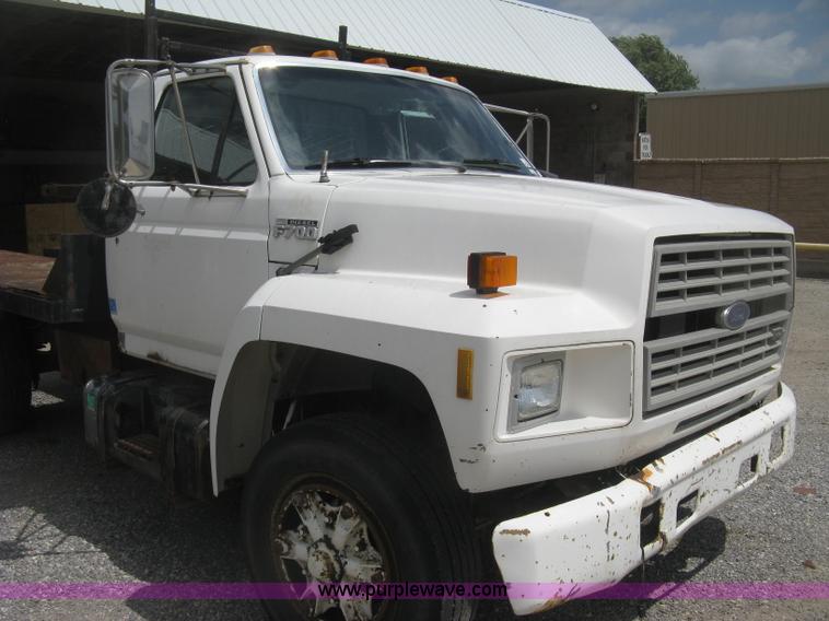image for item J2755 1989 Ford F700F flatbed truck with crane