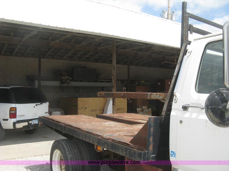 image for item J2755 1989 Ford F700F flatbed truck with crane