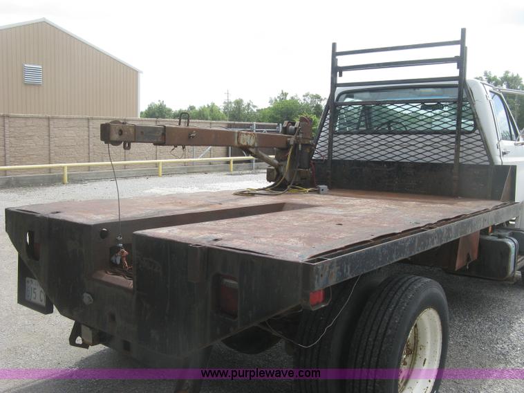 image for item J2755 1989 Ford F700F flatbed truck with crane