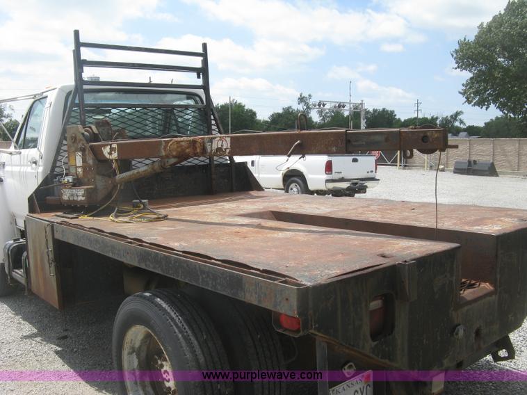 image for item J2755 1989 Ford F700F flatbed truck with crane