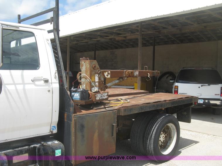 image for item J2755 1989 Ford F700F flatbed truck with crane