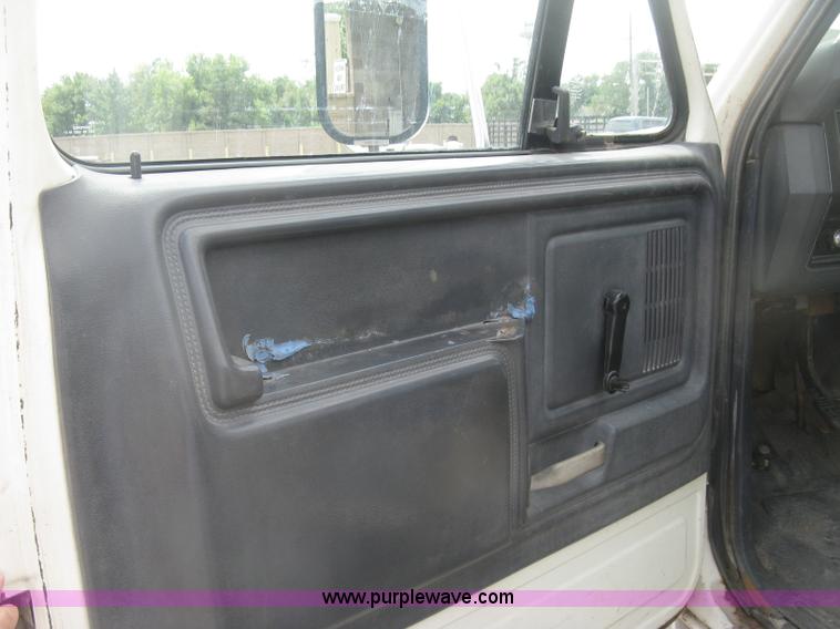 image for item J2755 1989 Ford F700F flatbed truck with crane