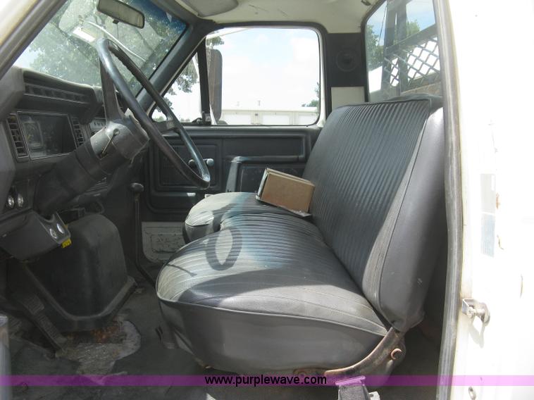 image for item J2755 1989 Ford F700F flatbed truck with crane