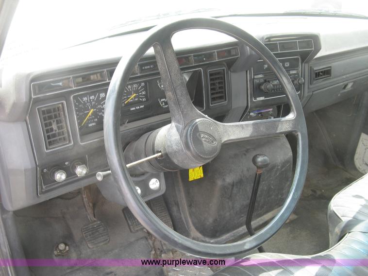 image for item J2755 1989 Ford F700F flatbed truck with crane