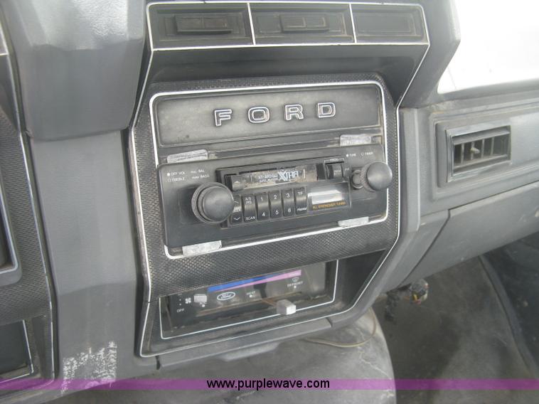 image for item J2755 1989 Ford F700F flatbed truck with crane