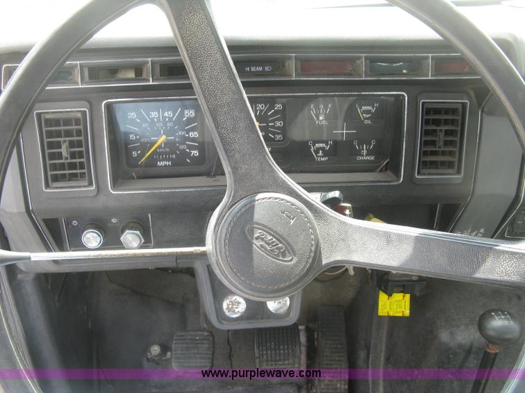 image for item J2755 1989 Ford F700F flatbed truck with crane