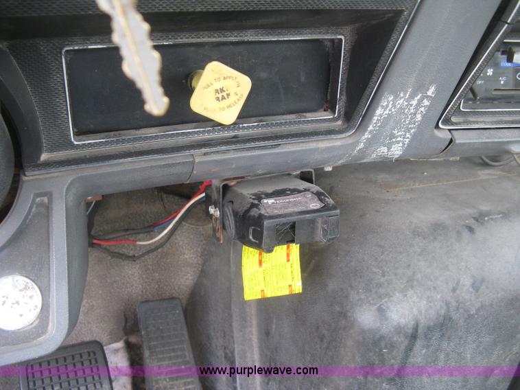 image for item J2755 1989 Ford F700F flatbed truck with crane