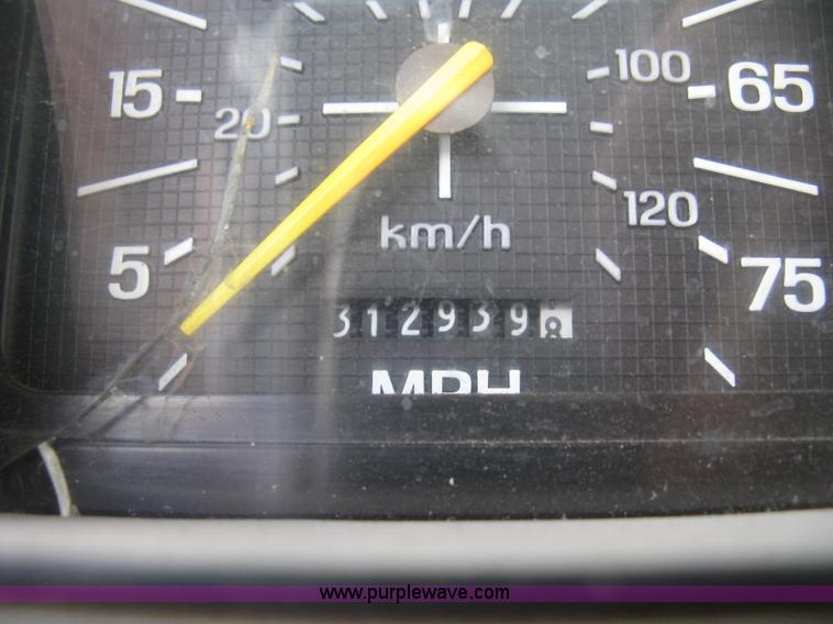 image for item J2755 1989 Ford F700F flatbed truck with crane