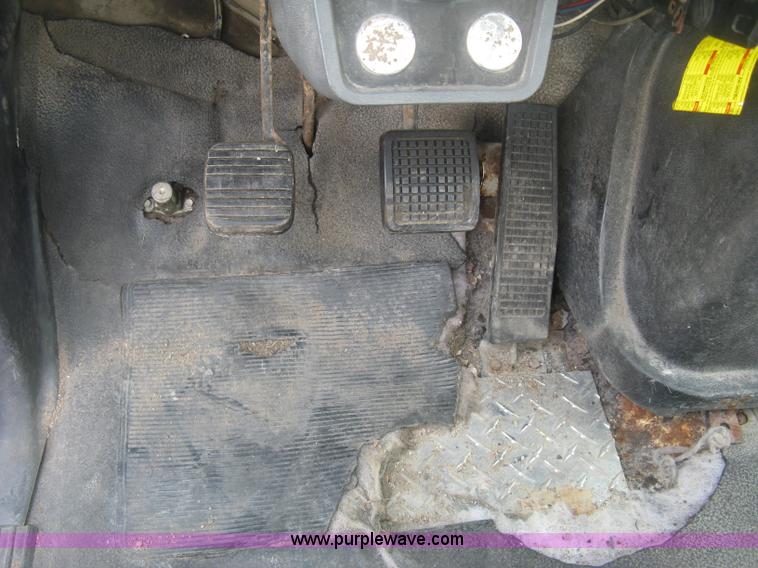 image for item J2755 1989 Ford F700F flatbed truck with crane