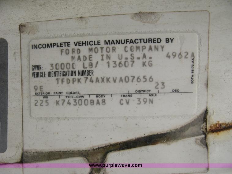 image for item J2755 1989 Ford F700F flatbed truck with crane