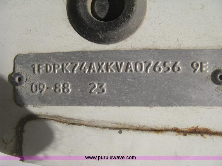 image for item J2755 1989 Ford F700F flatbed truck with crane