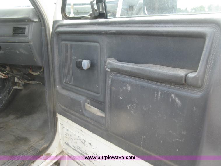 image for item J2755 1989 Ford F700F flatbed truck with crane