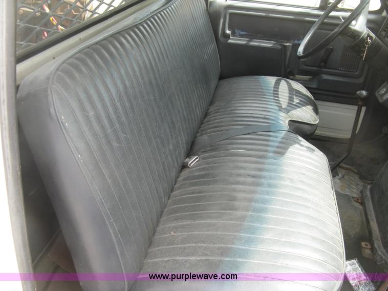 image for item J2755 1989 Ford F700F flatbed truck with crane