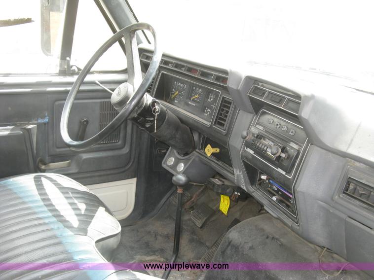 image for item J2755 1989 Ford F700F flatbed truck with crane