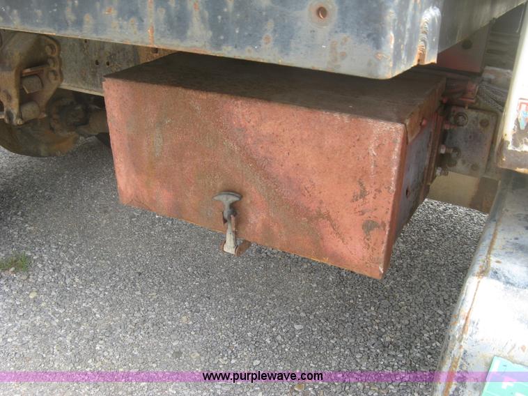 image for item J2755 1989 Ford F700F flatbed truck with crane