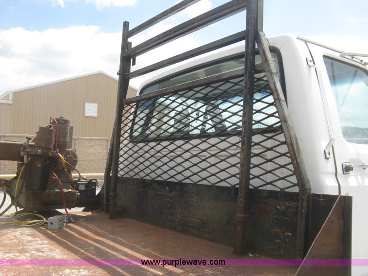 image for item J2755 1989 Ford F700F flatbed truck with crane