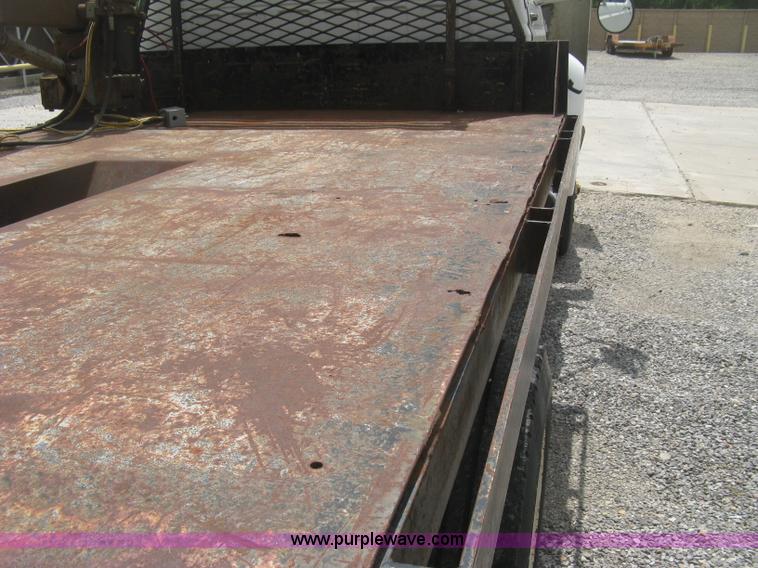 image for item J2755 1989 Ford F700F flatbed truck with crane