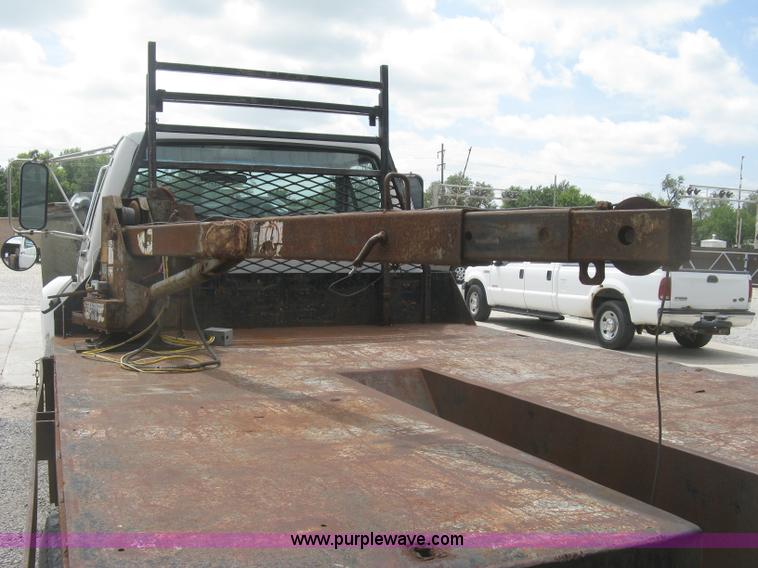 image for item J2755 1989 Ford F700F flatbed truck with crane