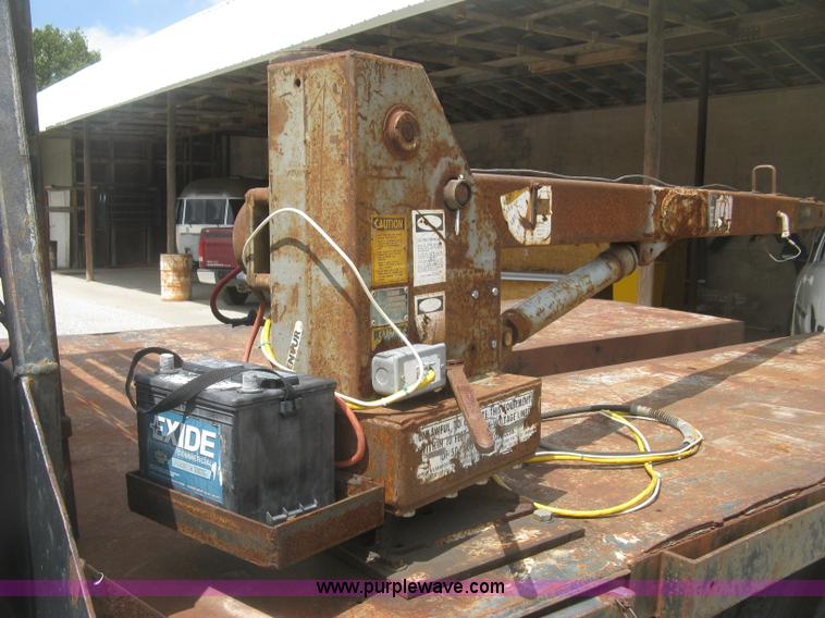 image for item J2755 1989 Ford F700F flatbed truck with crane