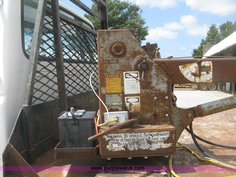 image for item J2755 1989 Ford F700F flatbed truck with crane