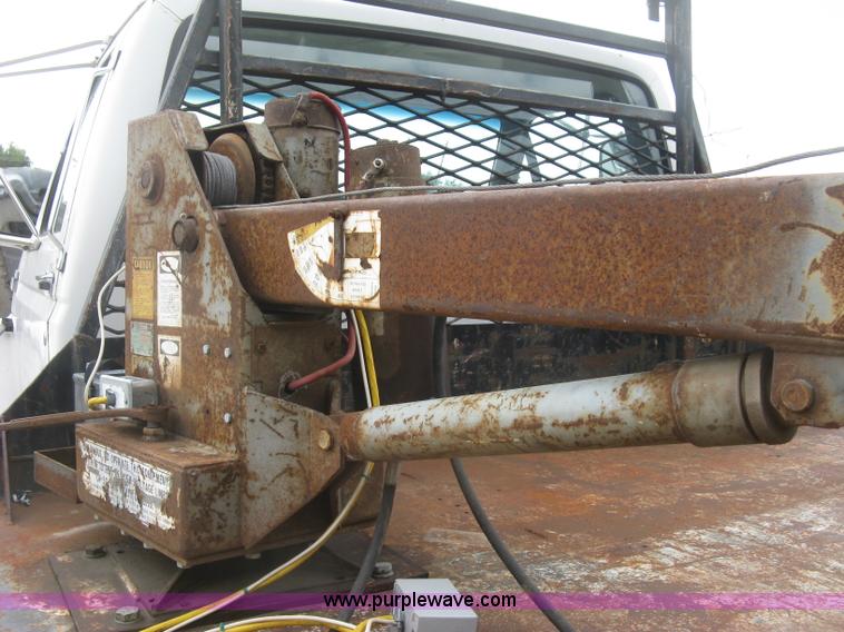 image for item J2755 1989 Ford F700F flatbed truck with crane