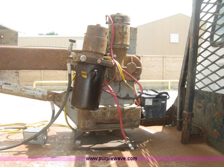 image for item J2755 1989 Ford F700F flatbed truck with crane