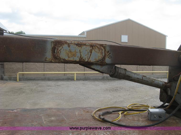 image for item J2755 1989 Ford F700F flatbed truck with crane