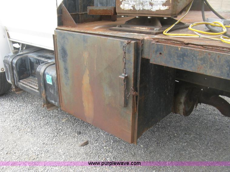 image for item J2755 1989 Ford F700F flatbed truck with crane