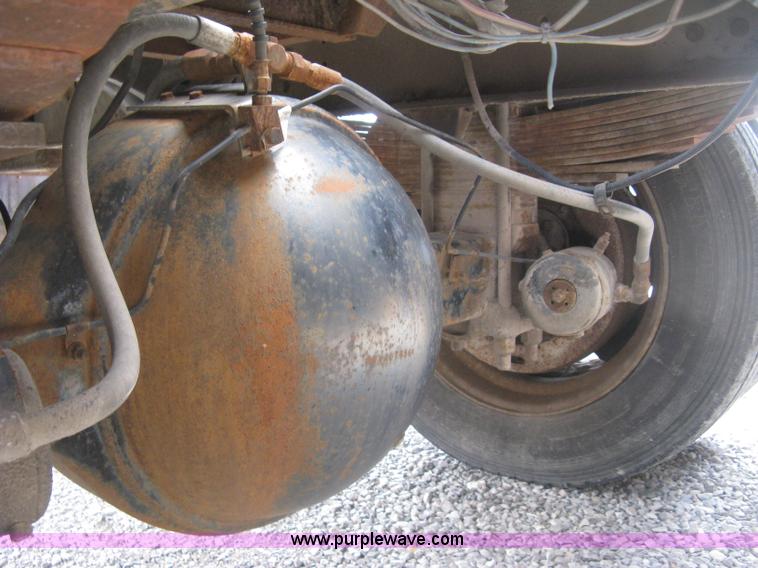 image for item J2755 1989 Ford F700F flatbed truck with crane