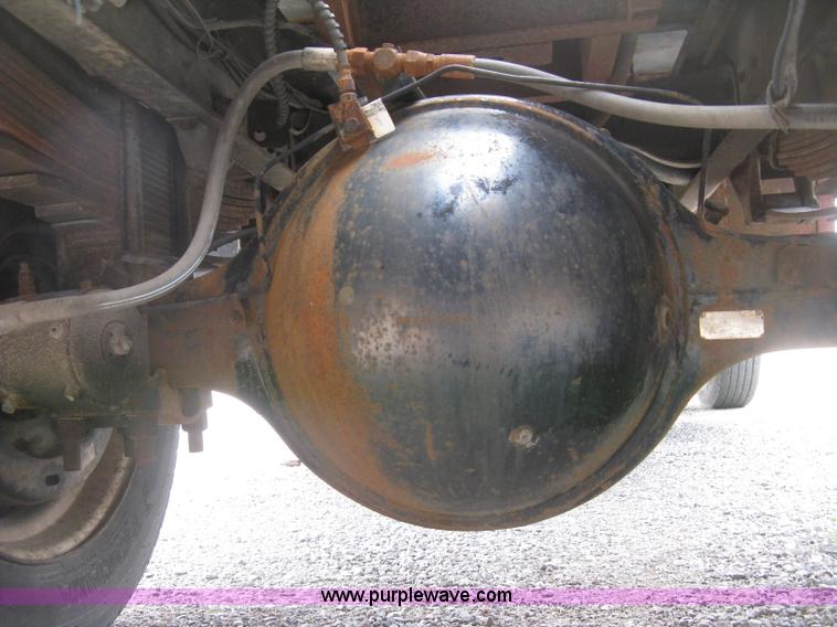 image for item J2755 1989 Ford F700F flatbed truck with crane