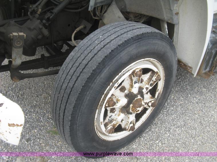 image for item J2755 1989 Ford F700F flatbed truck with crane