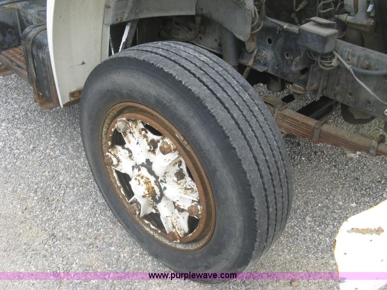 image for item J2755 1989 Ford F700F flatbed truck with crane