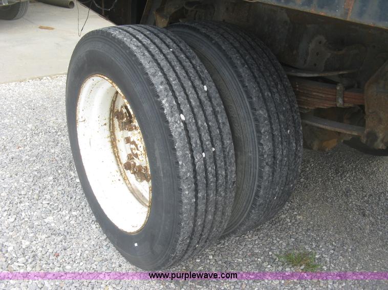 image for item J2755 1989 Ford F700F flatbed truck with crane