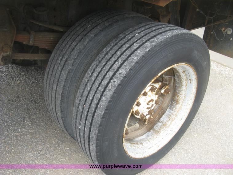 image for item J2755 1989 Ford F700F flatbed truck with crane