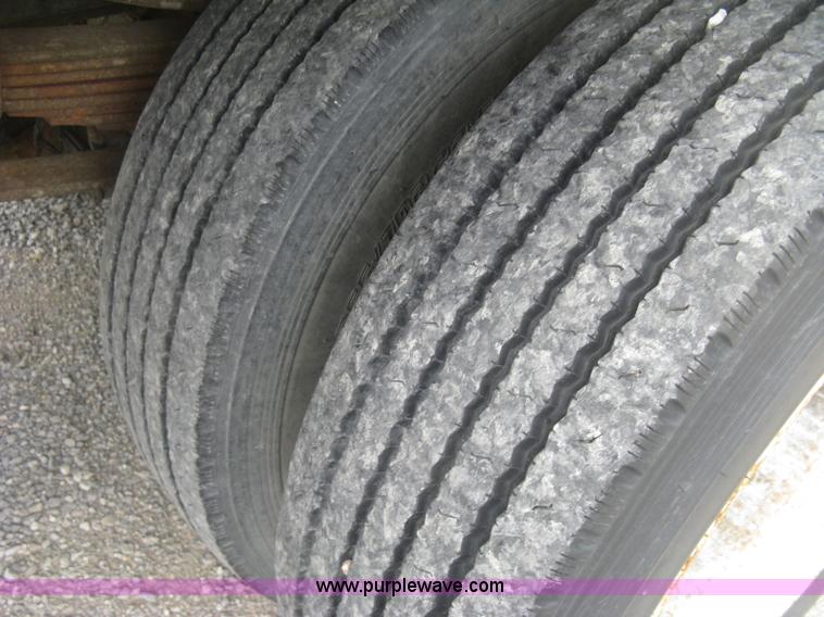 image for item J2755 1989 Ford F700F flatbed truck with crane