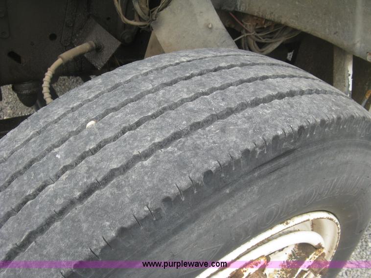 image for item J2755 1989 Ford F700F flatbed truck with crane