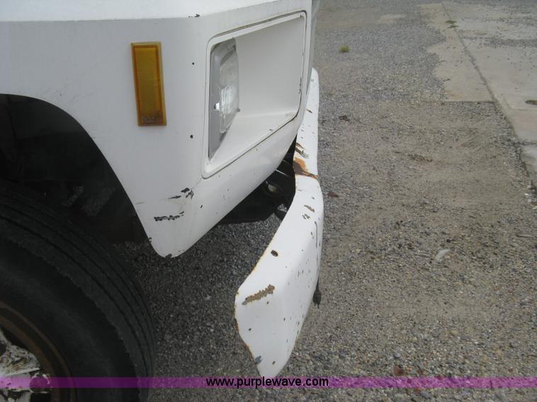 image for item J2755 1989 Ford F700F flatbed truck with crane