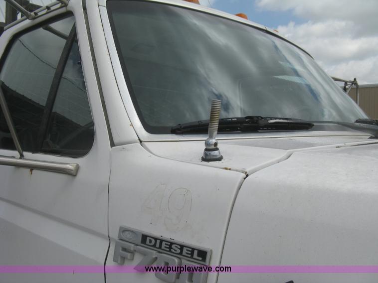 image for item J2755 1989 Ford F700F flatbed truck with crane