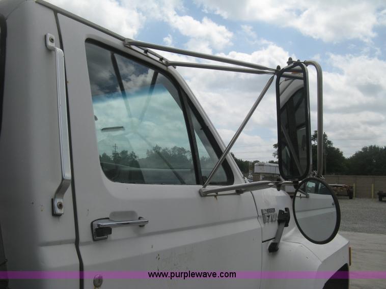 image for item J2755 1989 Ford F700F flatbed truck with crane