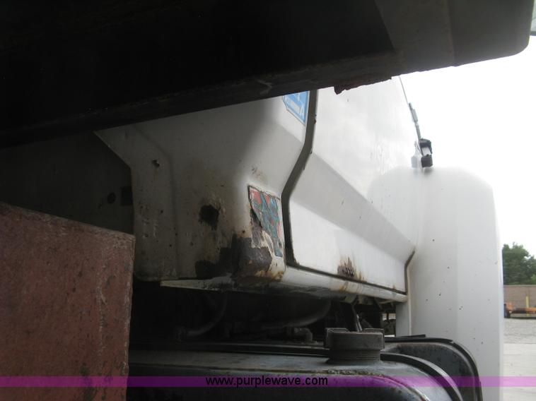 image for item J2755 1989 Ford F700F flatbed truck with crane