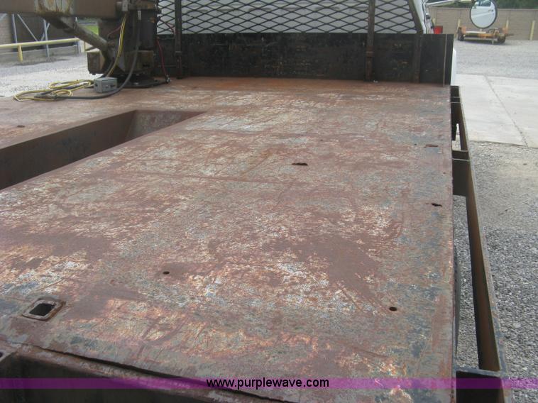 image for item J2755 1989 Ford F700F flatbed truck with crane