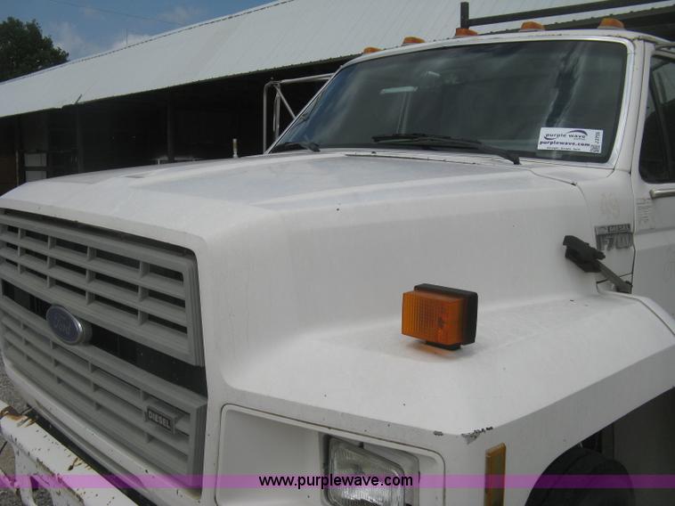 image for item J2755 1989 Ford F700F flatbed truck with crane