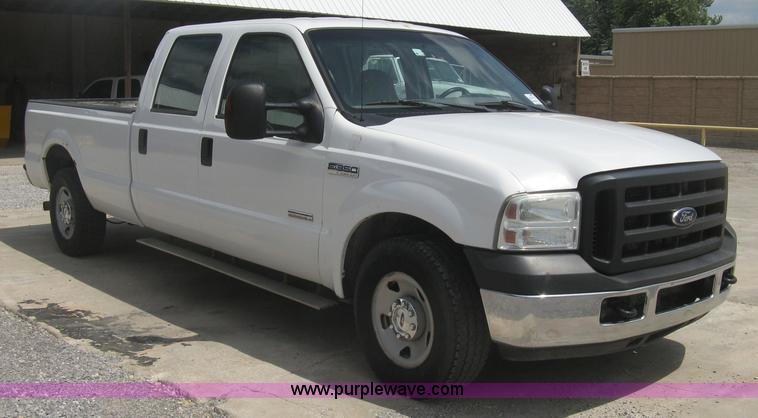 image for item J2756 2007 Ford F350 Super Duty XL Crew Cab pickup truck