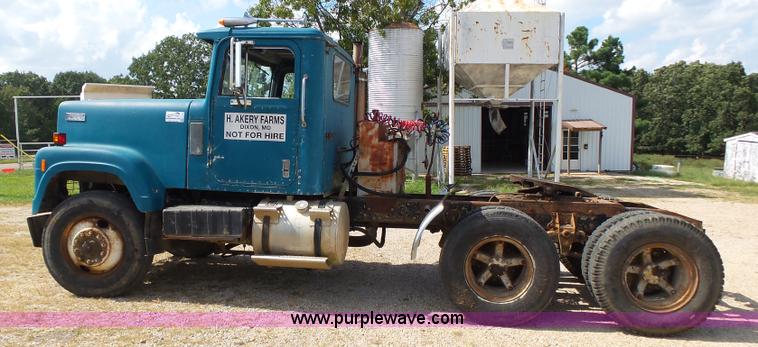 image for item K1149 1975 International Transtar 4300 semi truck