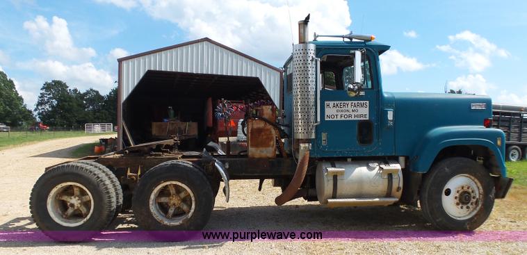 image for item K1149 1975 International Transtar 4300 semi truck