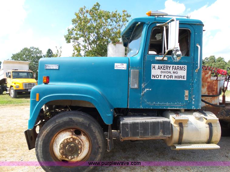 image for item K1149 1975 International Transtar 4300 semi truck